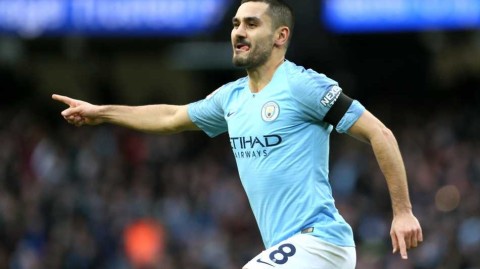 曼城大将京多安逛街惹风波 手捧曼联蓝色战袍引球迷哗然