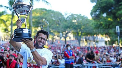 冠军荣归故里：巴拉纳竞技盛大游行庆祝南球杯封王