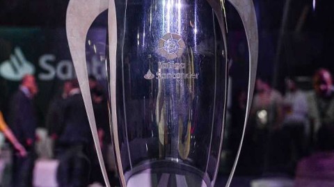 尼罗河畔的西甲旧梦：埃托奥与莫伦特斯埃及再聚首