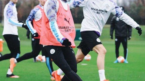 瓜迪奥拉训练场亲秀脚法，曼城众将备战英超氛围火热