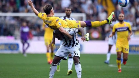 弗拉霍维奇点射建功，紫百合客场绽放：乌迪内斯与佛罗伦萨之战全景回顾