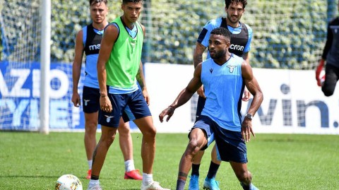 蓝鹰展翅，静待复赛：拉齐奥训练场上的汗水与野望