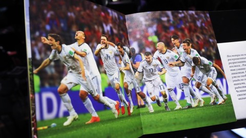 莫斯科寒冬里的足球盛宴：俄罗斯世界杯官方画册定格永恒瞬间