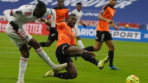 欧冠四强余威震 Groupama 球场，里昂三球完胜兰斯紧追大巴黎