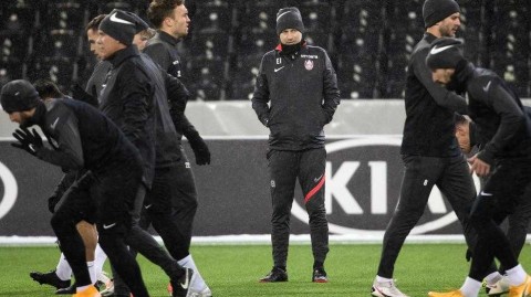 欧联杯生死战前最后一练 克卢日青年军雪中挥汗伯尔尼