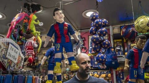 巴塞罗那街头深情的挽留：梅西转会迷雾下的城市脉搏