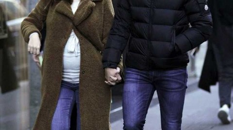 恰尔汗奥卢与妻子米兰街头甜蜜购物 演绎绿茵场外温馨时光