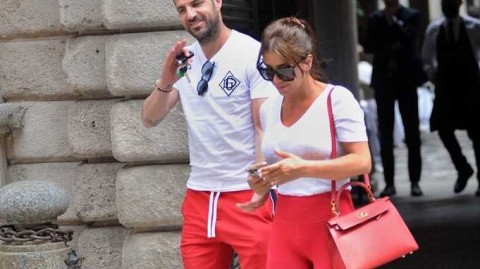 意式午后甜蜜时光法布雷加斯与爱妻情侣装亮相米兰街头