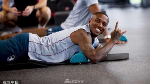 维拉新赛季启航 老将续约展雄心