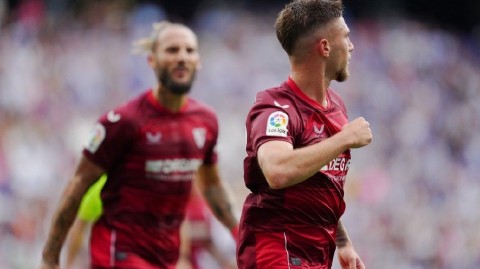 西甲激战：西班牙人主场惜败塞维利亚，绿茵场上的热血瞬间