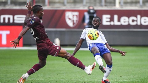 葡萄园下的逆转：梅斯核心尼亚内双响炮击退十人兰斯