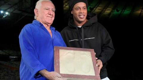 永远的足球精灵 罗纳尔迪尼奥铸就米内罗体育场不朽传奇