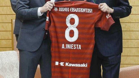 安倍晋三与伊涅斯塔的“球衣之缘”：体育无国界的温暖时刻