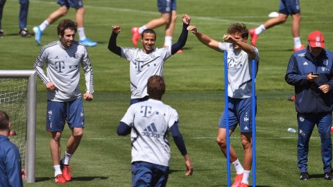 疫情阴影下的绿茵阳光：拜仁慕尼黑复训次日，久违的笑容在脸上绽放