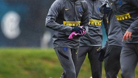 梅阿查寒冬练兵 欧冠生死战前蓝黑军团最后一刻