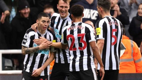 圣詹姆斯公园的璀璨一击：阿尔米隆弧线球定乾坤，纽卡斯尔力克埃弗顿