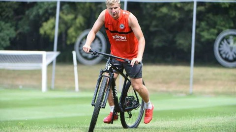 法兰克福厉兵秣马，雄鹰展翅欲待新章