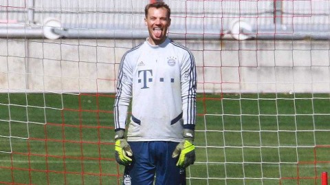 疫情下的苦中作乐：拜仁慕尼黑低调备战，诺伊尔训练场吐舌卖萌