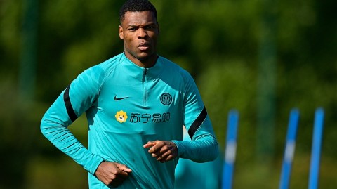 蓝黑军团蓄势待发：阿皮亚诺训练场直击，迎战蓝鹰前的最后冲刺