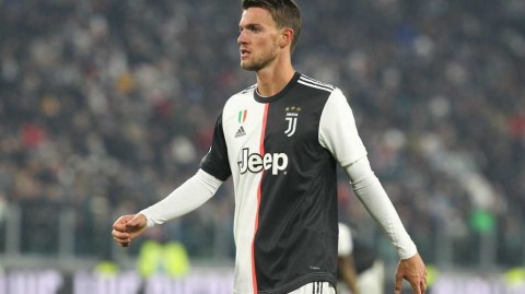 新冠病毒击倒钢铁后卫 欧洲足球的寂静与反思