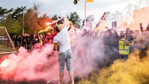 橘色海洋的狂欢：维特斯重返欧洲赛场，球迷燃情之夜