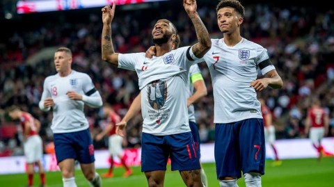 温布利狂欢夜：斯特林戴帽闪耀全场，三狮军团主场五球横扫捷克