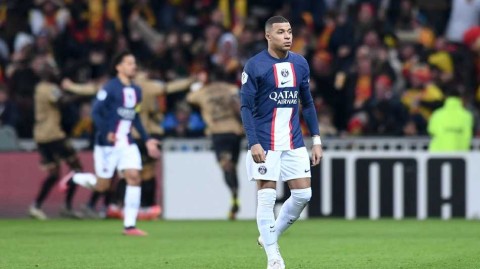 法甲榜首战巴黎负朗斯 不败金身告破 新星闪光难掩阵容困局