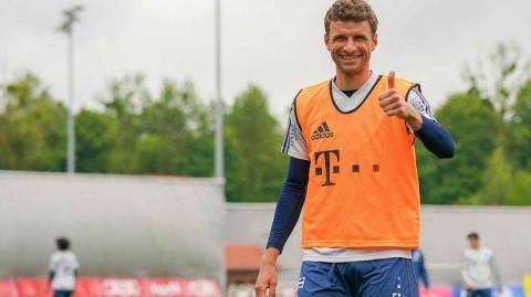 拜仁备战德国杯半决赛，穆勒搞怪“镜头感”十足