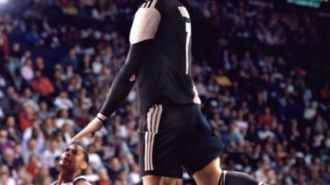 惊呆牛顿！C罗逆天头球引发全网恶搞，球迷：他摆脱了地心引力