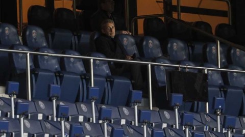 法国前总统萨科齐被判刑后独自观战法国杯，神情凝重