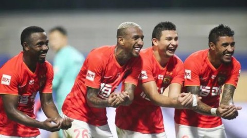 标题：争议绝杀改写争冠格局，韦世豪率蓉城工体逆转国安——宿敌对决背后的“准告别”隐忧