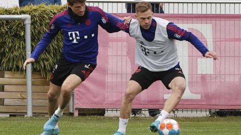 德甲霸主训练场风云：卫冕之路的汗水与专注