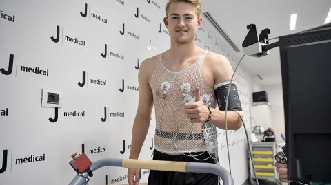 德里赫特登陆都灵：尤文图斯年轻堡垒的第一块基石