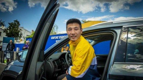 巴塞罗那街头暖心一幕 武磊结束训练停车为粉丝签名