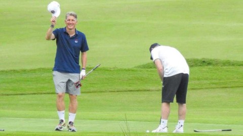 绿茵场外的老友记：鲁尼与施魏因斯泰格的高尔夫之约