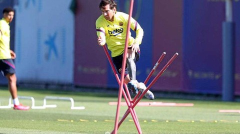 梅西蓄须回归甘伯城，巴萨众将踏春训练只为重温足球心跳