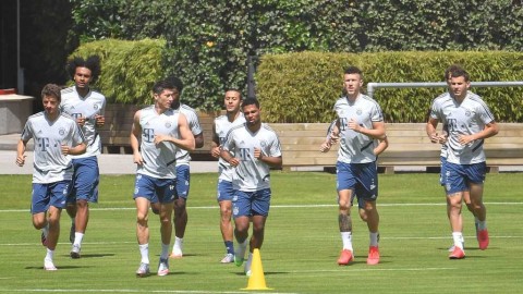 弗里克麾下的拜仁：冲刺八连冠前的最后一练，安联球场外的轻松心态