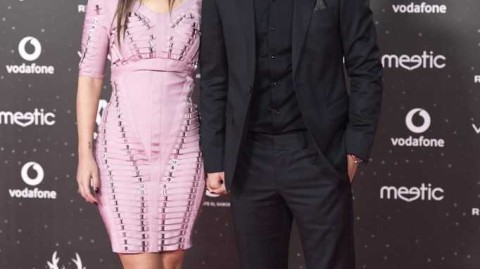 皇马金童与建筑师女友的浪漫之夜：阿森西奥夫妇闪耀颁奖红毯