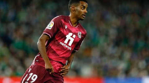 纽卡创纪录签下瑞典神锋伊萨克 足坛新土豪开启豪购时代