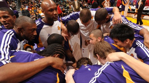 重温经典：2008年季前赛湖人军团狂胜猛龙回顾