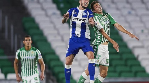 西甲保级生死战：阿拉维斯客场逆转贝蒂斯，终场前红牌大战惊险上岸