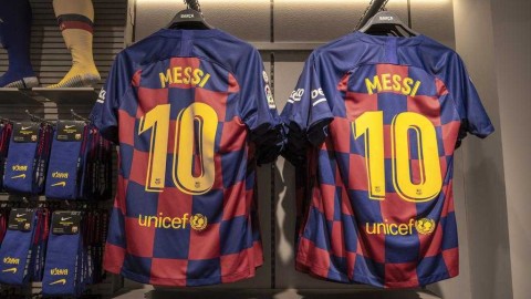 巴萨兰布拉新店盛大开幕，朱利·卡佩拉打造梦幻红蓝体验空间