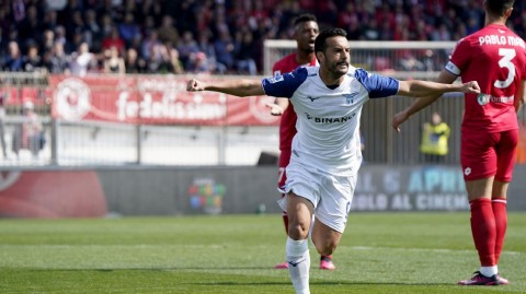 蓝鹰客场展翅击溃升班马 关键胜利稳固欧冠席位