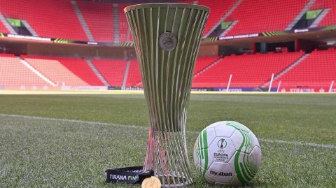 欧协联决战前夜奖杯亮相地拉那球场内气氛渐浓