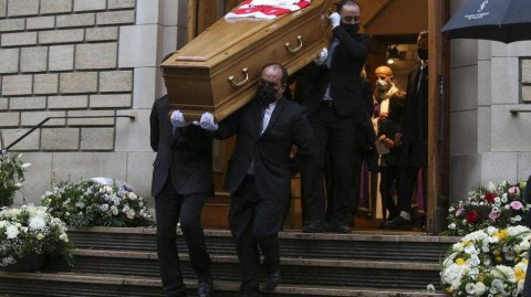 巴黎泪别足坛智者：霍利尔葬礼群星寄哀思，“你将永不独行”