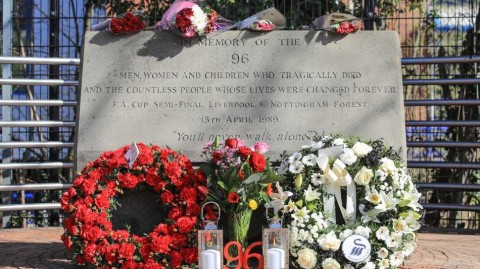 希尔斯堡三十二载：永不独行的思念与鲜花