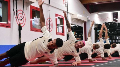 米兰内洛的夏日序曲：镜头下的红黑军团新赛季启航