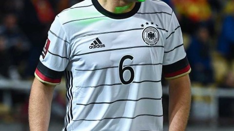 绿色激光玷污胜利：德国战车碾过北马其顿，基米希遭极端球迷暗算