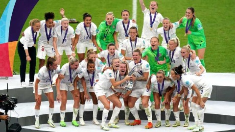 温布利之夜足球终归家 雄狮女将鏖战德意志首捧欧洲杯