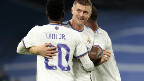 欧冠经典战：皇马伯纳乌双响炮克敌，国米十人应战饮恨